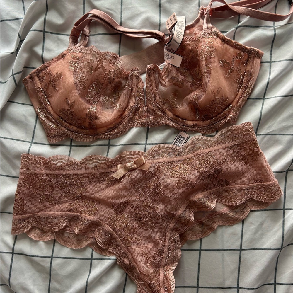 Victoria's Secret Lace Bra and Panty Set in Peach Rose Gold NWT